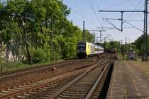 Der Tf auf dem ER 20-012  mit einer NOB nach Westerland gr��te mich am 5.5.2007 in Tornesch per Lichthupe