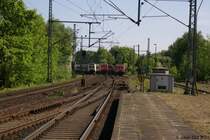 3 Z�ge begegnen sich an der s�dlichen Bahnhofsausfahrt von Tornesch.Es handelt sich dabei um ER 20-012 mit einer NOB  nach Westerland (links) ,143 861-3 mit einer RB nach Hamburg-Altona (mitte) und 185 276-3 mit einem G�terzug Richtung Padborg.Bild vom 5.5.2007