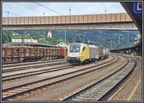 ES64U2-033 ist soeben mit einem Kombizug von M�nchen in den Bahnhof Kufstein eingefahren. Sie wird nun den Zug bis zum Brenner nachschieben.