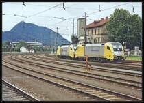 ES64U2-037 und 001 kommen vom Brenner zur�ck, und werden gleich einen Kombizug �bernehmen den die ES64U2-033 gebracht hat. Aufgenommen in Kufstein.