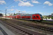 RE83 (RE21627) von Kiel Hauptbahnhof nach Lübeck Hauptbahnhof verlässt am 17.6.2017 den Startbahnhof. Schublok war 218 333-3.