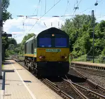 Die Class 66 266 031-4 von Railtraxx  kommt als Lokzug aus Aachen-West(D) nach Duisburg-Rheinhausen(D) und kommt aus Richtung Aachen-West,Laurensberg,Richterich, fährt durch Kohlscheid in Richtung Herzogenrath,Hofstadt,Finkenrath,Rimburg,Übach-Palenberg Zweibrüggen,Frelenberg,Geilenkirchen,Süggerath,Lindern,Brachelen,Hückelhoven-Baal,Baal,Erkelenz,Herrath,Beckrath,Wickrath,Rheydt,Mönchengladbach. 
Aufgenommen von Bahnsteig 1 in Kohlscheid. 
Bei Sommerwetter am Mittag vom 5.6.2017.