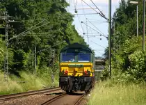 Ein Nachschuss von der Class 66 266 031-4 von Railtraxx  und kamm als Lokzug aus Aachen-West(D)  nach Duisburg-Rheinhausen(D)  und kam aus Richtung Aachen-West,Laurensberg,Richterich, und fuhr durch Kohlscheid in Richtung Herzogenrath,Hofstadt,Finkenrath,Rimburg,Übach-Palenberg,Zweibrüggen,Frelenberg,Geilenkirchen,Süggerath,Lindern,Brachelen,Hückelhoven-Baal,Baal,Erkelenz,Herrath,Beckrath,Wickrath,Rheydt. 
Aufgenommen von Bahnsteig 1 in Kohlscheid. 
Bei Sommerwetter am Mittag vom 5.6.2017.