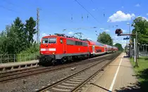 111 127 DB kommt die Kohlscheider-Rampe hoch aus Richtung Neuss,Herzogenrath mit mit dem RE4 aus Dortmund-Hbf nach Aachen-Hbf und fährt durch Kohlscheid in Richtung Richterich,Laurensberg,Aachen-West,Aachen-Schanz,Aachen-Hbf. 
Aufgenommen vom Bahnsteig 1 in Kohlscheid. 
Bei Sommerwetter am Mittag vom 5.6.2017.
