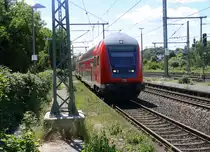 Der RE4 von Aachen-Hbf nach Dortmund-Hbf und fährt in Herzogenrath ein. Aufgenommen vom Bahnsteig 1 in Herzogenrath. 
Bei Sommerwetter am Mittag vom 5.6.2017.
