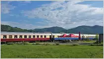 Hotelzug Carpatia bestehend aus einer Dampflok BR52, einem Speisewagen und zwei Schlafwagen aus der ehemaligen DDR. Er steht am Ausgangspunkt der Wassertalbahn im rumänischen Viseu de Sus. (11.06.2017)