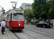 Wien Wiener Linien SL 2 (E2 4040) XVI, Ottakring, Johann-Nepomuk-Berger-Platz am 27. Juni 2017. - Seit dem 3. Juli hält die Linie 2 nicht mehr an dieser Haltestelle. Zwischen diesem Datum und dem 2. September bedienen die Züge der Linie nur die Strecke Friedrich-Engels-Platz - Josefstädter Straße (U-Bahn). Ab dem 2. September wird der 2er dann wieder durch die Neulerchenfelder Straße zum Johann-Nepomuk-Berger-Platz fahren; von hier wird die Linie 2 aber über die bisherige Strecke der SL 44 nach Dornbach (Güpferlingstraße) fortsetzen.