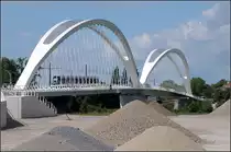 Zwei Doppelbögen -

Die neue Trambrücke zwischen Kehl und Straßburg über den Rhein.

25.06.2017 (J)