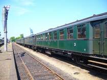 Jahren F�nfzig??
Nein, F�nften Mai 2007,
Herlich im Sonne erwarten den Zug die n�chte Fahr am 17. 5. 2007
Zur linker Seite ein alte Deutsche Wasseranlage, im hintergrund ein Zweiter. �ber die wagen ein Eisenbahn Dreh Krahn