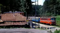 Mitten durch Bulgarien zieht sich das Balkangebirge und trennt das Land in eine Nord- und Südhälfte. Daher weist die Bahnlinie von Gorna Orjahovitza nach Stara Zagora Gebirgsbahncharakter auf, u. a. auch eine Kehrschleife. 42 015.0 ist im Juni 2003 in der abgelegenen Kreuzungsstation Krstez eingetroffen.