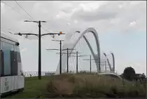 Auf Straßburger Seite -

Die elegante Beatus-Rhenanus-Brücke zwischen Straßburg und Kehl für Straßenbahn, Fußgänger und Radfahrer von Frankreich her gesehen.

25.06.2017 (J)


