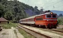 BDZ 44 110.3 durchfährt im Juni 2003 auf der Strecke durch das Balkangebirge den Bahnhof Drjanovo. Der letzte (blaue) Wagen ist ein TCCD-Kurswagen von Istanbul nach Bratislava.