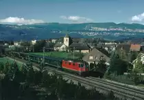 SBB: Re 4/4II + 4 EWII als Regionalzug der Neunzigerjahre auf der Linie Biel - Bern bei Brügg. Die Wagen mit dem auffälligen blauen Streifen standen mit einer speziellen Sitzpolsterung im Einsatz. 
Foto: Walter Ruetsch   