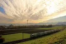 Das Wetter wird wohl nicht halten. Unbeirrt strebt der BLS-Triebzug  Mutz  Serie 515 seinem Ziel Bern entgegen. 22.Oktober 2016 