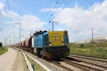 MaK G 1206  Corina  mit Schüttgutwagen fährt in Teutschenthal, Reichsbahnstraße, auf der Bahnstrecke Halle–Hann. Münden (KBS 590) Richtung Halle (Saale). [4.7.2017 - 13:20 Uhr]