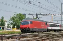 Re 460 077-1 durchfährt den Bahnhof Pratteln. Die Aufnahme stammt vom 23.06.2017.