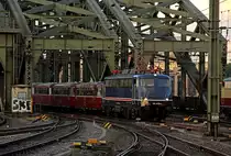 110 469 als Vorspann für eine 5-teilige Schienenbus Einheit aus Altenbeken kommend in Köln Hbf am 02.07.2017