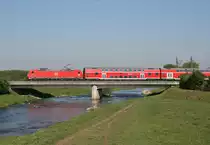 146 xxx mit RE 17019 (Offenburg–Basel Bad Bf) am 21.04.2017 auf der Elzbr�cke zwischen Kollmarsreute und Denzlingen