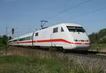 401 088 als ICE 1175 (Kiel Hbf–Chur) am 23.04.2017 zwischen Kenzingen und Riegel-Malterdingen