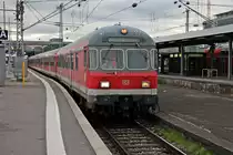 Ausfahrt am 06.11.2015 von D-DB 50 80 82-34 256-1 der Bauart Bnrdzf 463 zusammen mit der 111 212-7 am Zugschluss als Leerzug ins BW Stuttgart Rosenstein, nachdem sie als RE 19958 in Stuttgart Hbf angekommen sind.