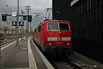 Ausfahrt von 111 043-6 am 06.11.2015 mit ihrem RE (Stuttgart Hbf - Nürnberg Hbf) aus dem Startbahnhof in Richtung Bayern.