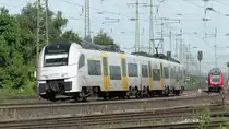 460 015 der TransRegio kreuzt sich in Koblenz-Lützel mit dem RE5 nach Wesel.