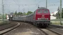 Angeführt von 03 1010 schiebt die altrote 215 086-0 den Sonderzug von Türkismühle zurück nach Treysa am 11.06.2017. Hier verlässt der Zug gerade den Bahnhof Ingelheim. 