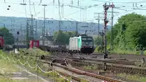 Die SNCB 186 230 (2838) fährt am Morgen des 11.06.2017 in Koblenz-Lützel mit einem leeren Containerzug durch.