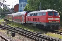 218 329-1 drückt am Nachmittag des 17.6.2017 den RE72 (RE21920) nach Flensburg aus dem Kieler Hauptbahnhof.