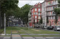 Die Tram begrünt die Stadt -

Durch die Tram wurde nahe der Haltestelle Port du Rhin die Straße zur Grünfläche. Für die hier wendende Züge liegt hier noch ein drittes Gleis. Die planerische Einbindung neuer Straßenbahnstrecken in das urbane Umfeld in den französischen Städten wertet die Straßenzüge dort immer sehr schön auf.

25.06.2017 (J)