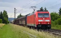 185 388 schleppte am 12.06.17 einen gemischten Güterzug durch Himmelstadt Richtung Gemünden.