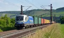 182 911 der Mittelweserbahn führte am 12.06.17 einen Containerzug durch Himmelstadt Richtung Würzburg.