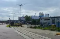 Das vom Bahnhof abzweigende Anschlussgleis zu den F�hren nach D�nemark und Schweden, am 12.06.2017 in Swinoujscie.