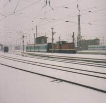 Bei Schneefall erreicht diese unerkannt gebliebene 202 mit RB aus Rochlitz den Chemnitzer Hbf. Bild von Februar '99.