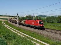 Die 1016 005 mit einem Güterzug am 19.05.2017 unterwegs bei Haiding.