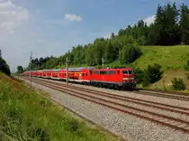 Die 111 055 mit einem RE nach München am 10.06.2016 unterwegs bei Unterweilbach.