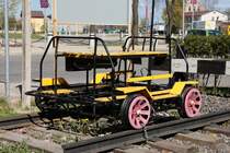 Große Lokomotiven und Wagen sind im Eisenbahnmuseum Jelgava nicht zu finden, dafür reicht der Platz nicht aus, aber historische techn. Einrichtungen und Draisinen, wie diese Draisine für Spurweite 1524mm. 13.05.2017