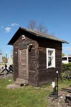 Eine für Lettland typische Wärterbude im Außengelände des Eisenbahnmuseums Jelgava. 13.05.2017