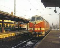 Lokwechsel im Bahnhof Hoyerswerda. 219 127-8 �bernimmt den RE von Leipzig Hbf um diesen nach G�rlitz zu bringen. Am Gleis 1 steht eine 202 mit RB nach Bautzen. Im Hintergrund noch schwach zu erkennen die 143, die den Zug bis hier zog. Bild vom 25.01.98