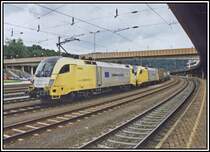 ES64U2-001 und 037 warten am 19.06.2005 mit einem Kombizug auf die Abfahrt zum Brenner. Am Zugschluss schiebt ES64U2-033 nach. 
