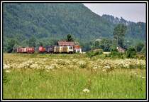 Zwei ES64U2er mit Lokomotion Logo bringen einen KLV-Zug nach Italien. Aufgenommen bei Niederaudorf im Sommer 2005