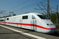 Anl�sslich der ICE-Taufe befand sich am 28.04.07 ein ICE 2 im Bahnhof J�terbog. Im Bild zu sehen 402 036-8.