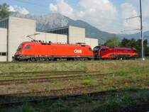 2 �BB Taurusse stehen im Bahnhof buchs/sg. Die hintere Lok ist die rote Railjet Werbelokomotive. Gesehen am 28.04.07