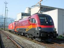 Die rote Railjet Werbelokomotive Baureihe 1116 der �BB  steht im Bahnhof Buchs/SG am 28.04.07