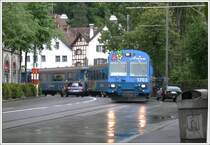 Arosaexpress-Steuerwagen 1703 kurvt ums Obertor Richtung Bahnhof Chur. Im werkt�glichen Feierabendverkehr gibts hier t�glich genervte Autofahrer, gestresste Fussg�nger, rote K�pfe und auch schon mal einen kr�ftigen Warnpfiff vom Lokf�hrer. (06.05.2007)