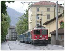 Ge 4/4 II 619  Samedan  schiebt den blauen Zug jetzt �ber das rechte Geleise Richtung Bahnhof Chur. (06.05.2007)