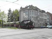 Krefelder  Schluff : Mitten durch die Stadt! Von St. T�nis kommend und kurz vor Erreichen des Bf. Crefeld Nord �berquert der Zug die Kreuzung St.-T�niser-/St.-Anton-Str./Franken-/Preu�enring (B9).