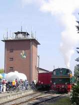 Dann kann es ja weitergehen ... endlich wird umgesetzt. Und etliche Fahrr�der m�ssen auch noch in die beiden Packwagen verladen werden!