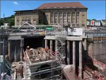 Ein Blick in die Tiefe -

Das alte Bahn-Direktionsgebäude wird durch das neue unterirdische Gleisvorfeld unterfahren. Dazu wurde das Gebäude mit unzähligen Stützen unterfangen. Ich gehe mal davon aus, das ähnlich wie die im Bild sichtbare Konstruktion eine Betonplatte unter dem Gebäude errichtet wurde, die auf Bohrpfählen ruht. Auf dieser Platte steht jetzt der rechte Teil des Gebäudes in der Luft auf sehr vielen Stahlstützen. Bei dem Tunnel links handelt es sich vermutlich um einen Abwasserkanal.

13.07.2017 (M)

