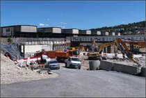 Reihung der Dach-Stirnseiten vor Baugrube -

Baustelle des neuen Stuttgarter Hauptbahnhofes. Die im Vordergrund stattfindende Abrissarbeiten über der S-Bahn lassen in der S-Bahnstation den Boden erzittern.

13.07.2017 (M)